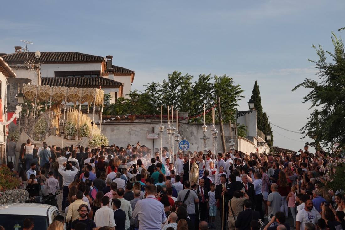 Así ha sido el recorrido de la Virgen de la Aurora por las calles de Granada