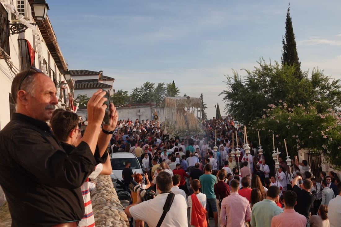 Así ha sido el recorrido de la Virgen de la Aurora por las calles de Granada