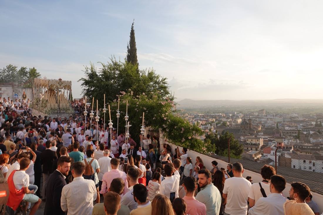 Así ha sido el recorrido de la Virgen de la Aurora por las calles de Granada