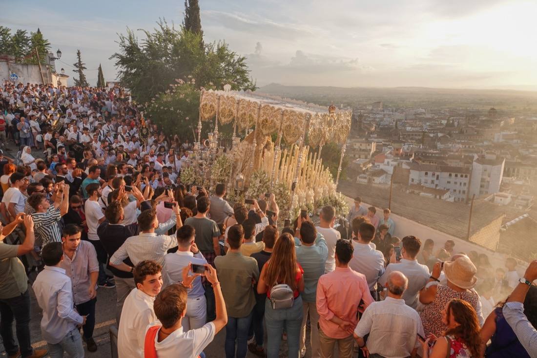 Así ha sido el recorrido de la Virgen de la Aurora por las calles de Granada