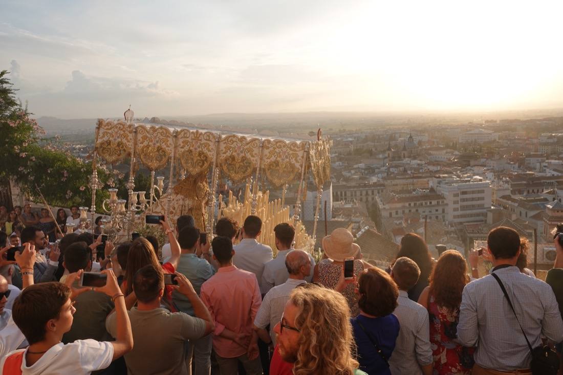 Así ha sido el recorrido de la Virgen de la Aurora por las calles de Granada