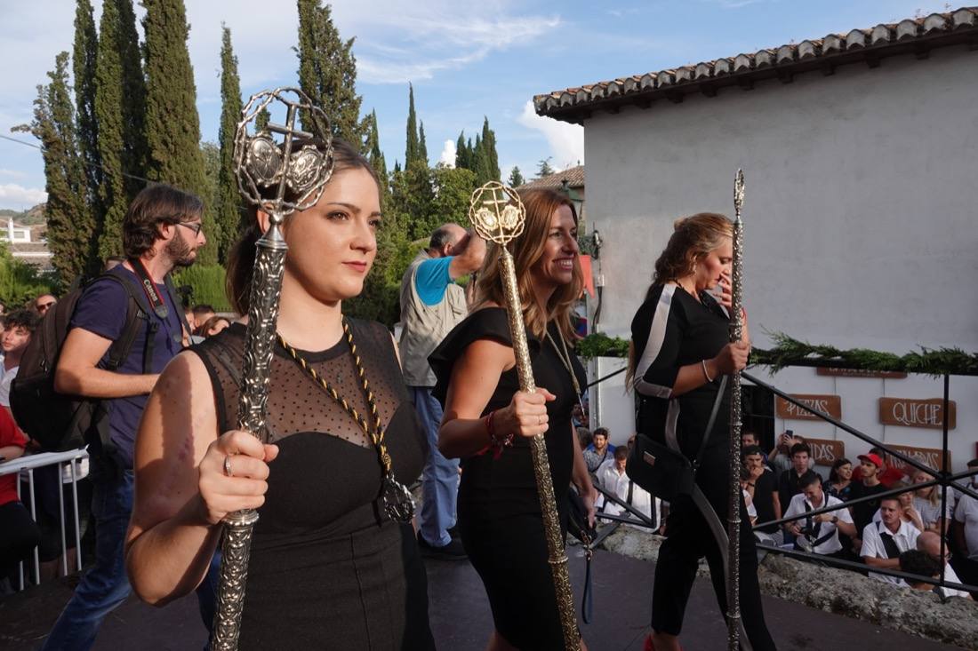 Así ha sido el recorrido de la Virgen de la Aurora por las calles de Granada