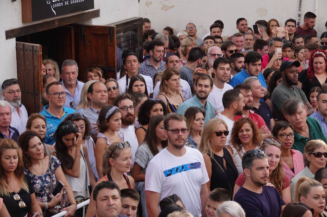 Así ha sido el recorrido de la Virgen de la Aurora por las calles de Granada