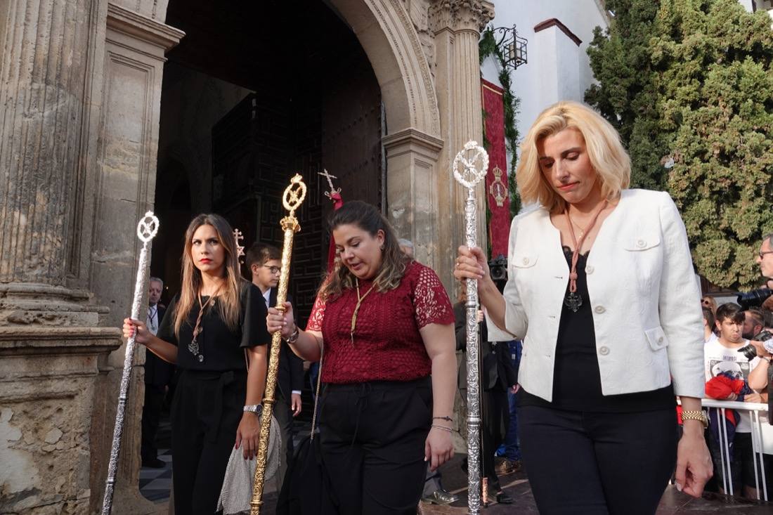 Así ha sido el recorrido de la Virgen de la Aurora por las calles de Granada