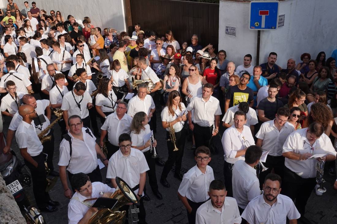 Así ha sido el recorrido de la Virgen de la Aurora por las calles de Granada