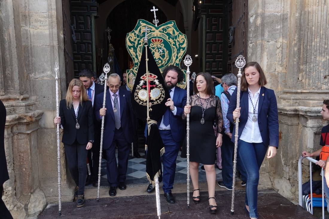 Así ha sido el recorrido de la Virgen de la Aurora por las calles de Granada