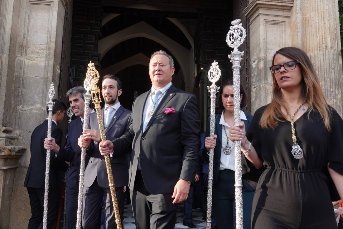 Así ha sido el recorrido de la Virgen de la Aurora por las calles de Granada