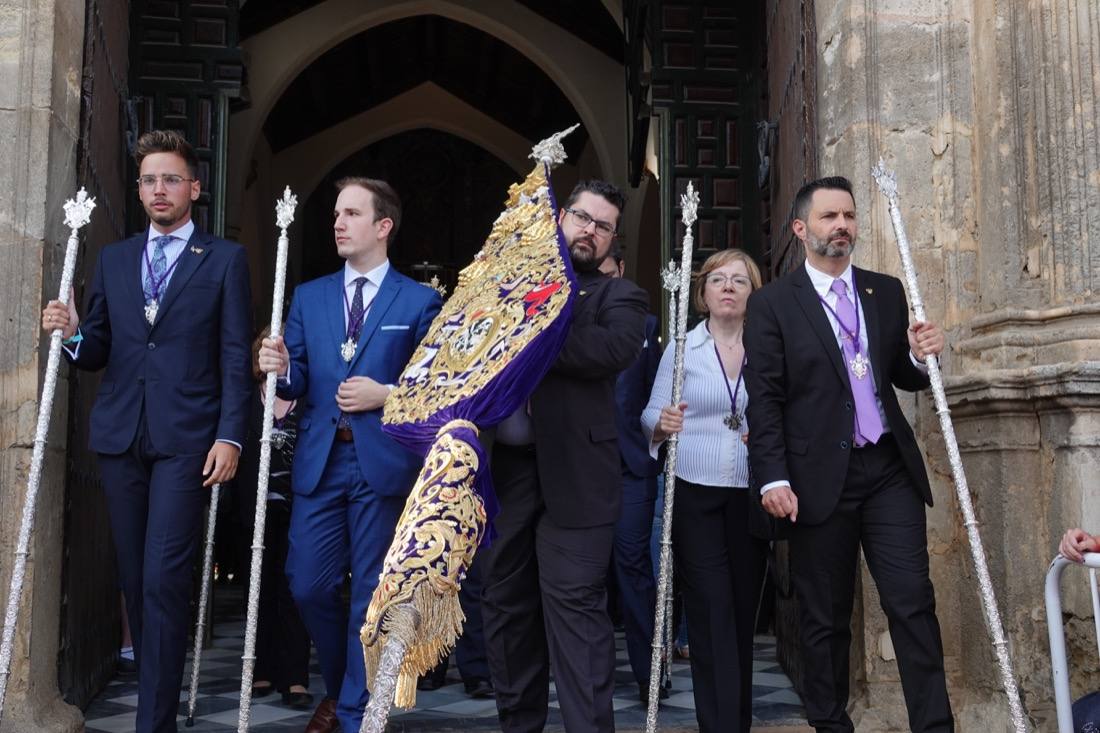 Así ha sido el recorrido de la Virgen de la Aurora por las calles de Granada