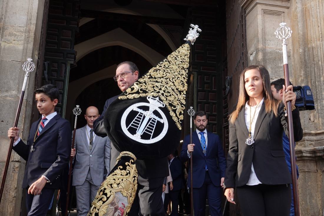 Así ha sido el recorrido de la Virgen de la Aurora por las calles de Granada
