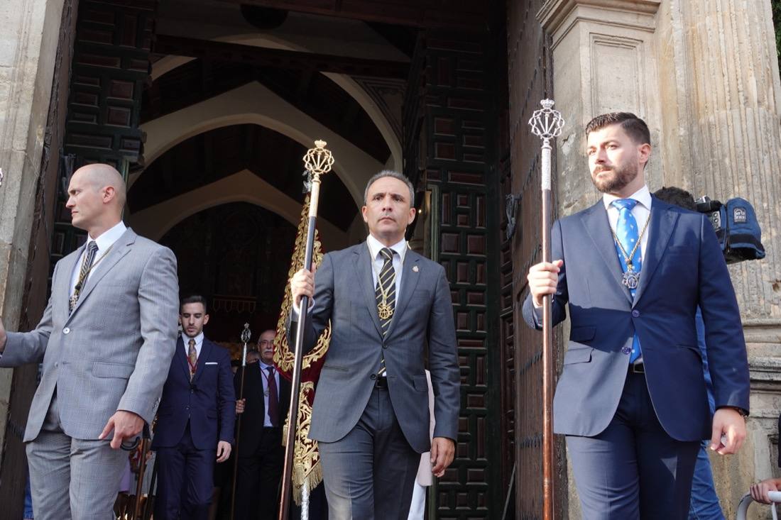 Así ha sido el recorrido de la Virgen de la Aurora por las calles de Granada
