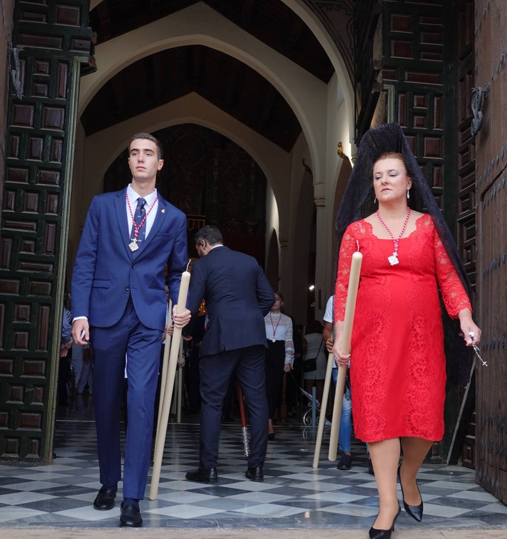 Así ha sido el recorrido de la Virgen de la Aurora por las calles de Granada