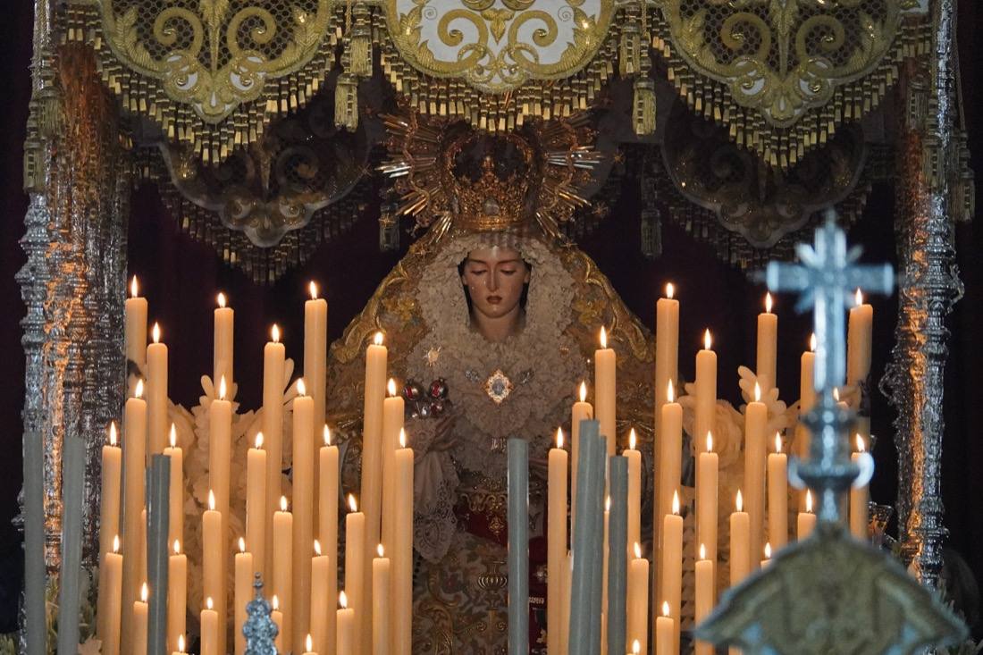 Así ha sido el recorrido de la Virgen de la Aurora por las calles de Granada