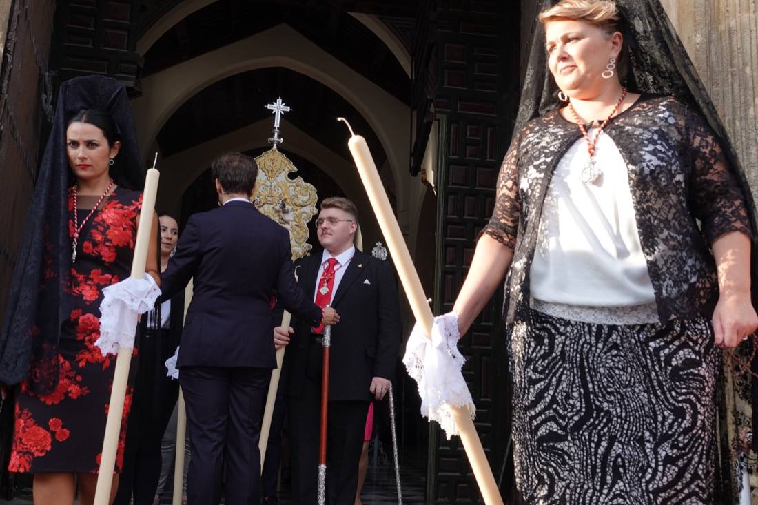 Así ha sido el recorrido de la Virgen de la Aurora por las calles de Granada