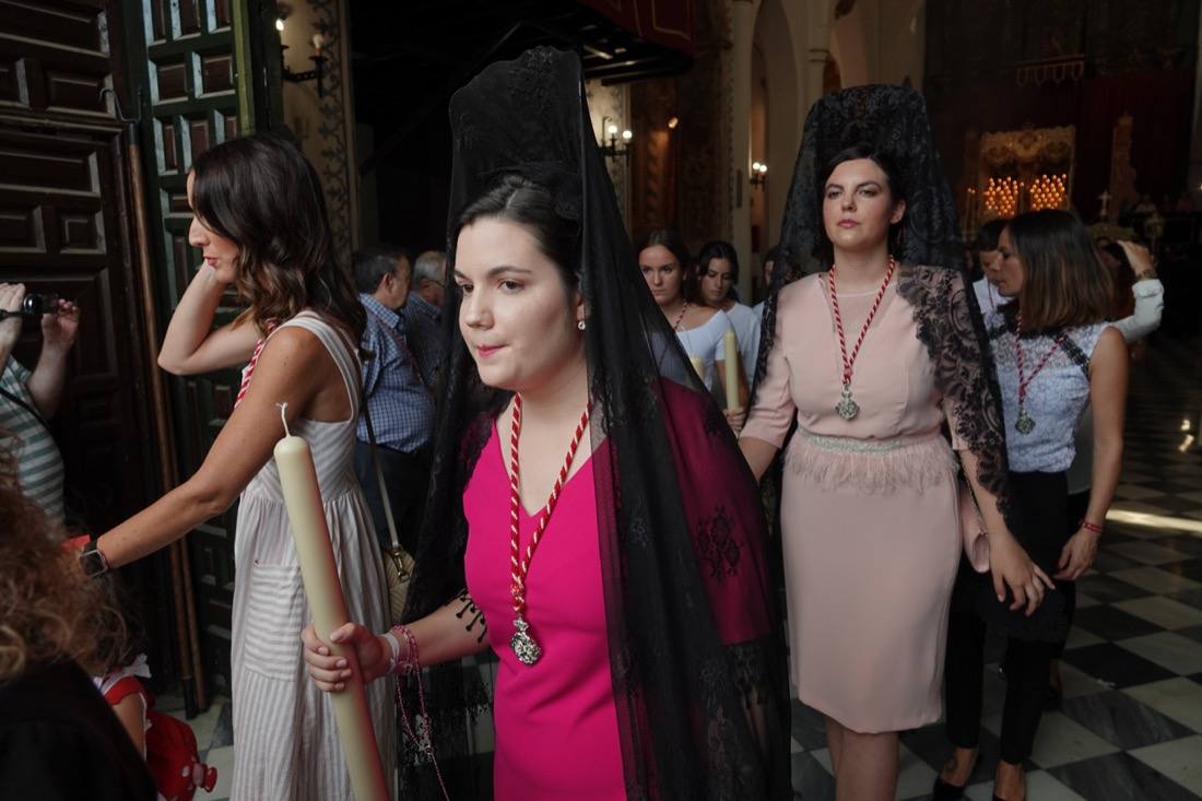 Así ha sido el recorrido de la Virgen de la Aurora por las calles de Granada