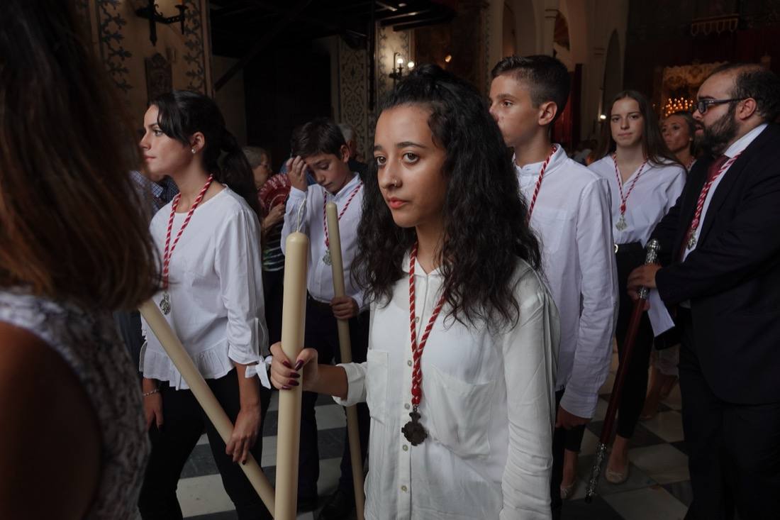 Así ha sido el recorrido de la Virgen de la Aurora por las calles de Granada