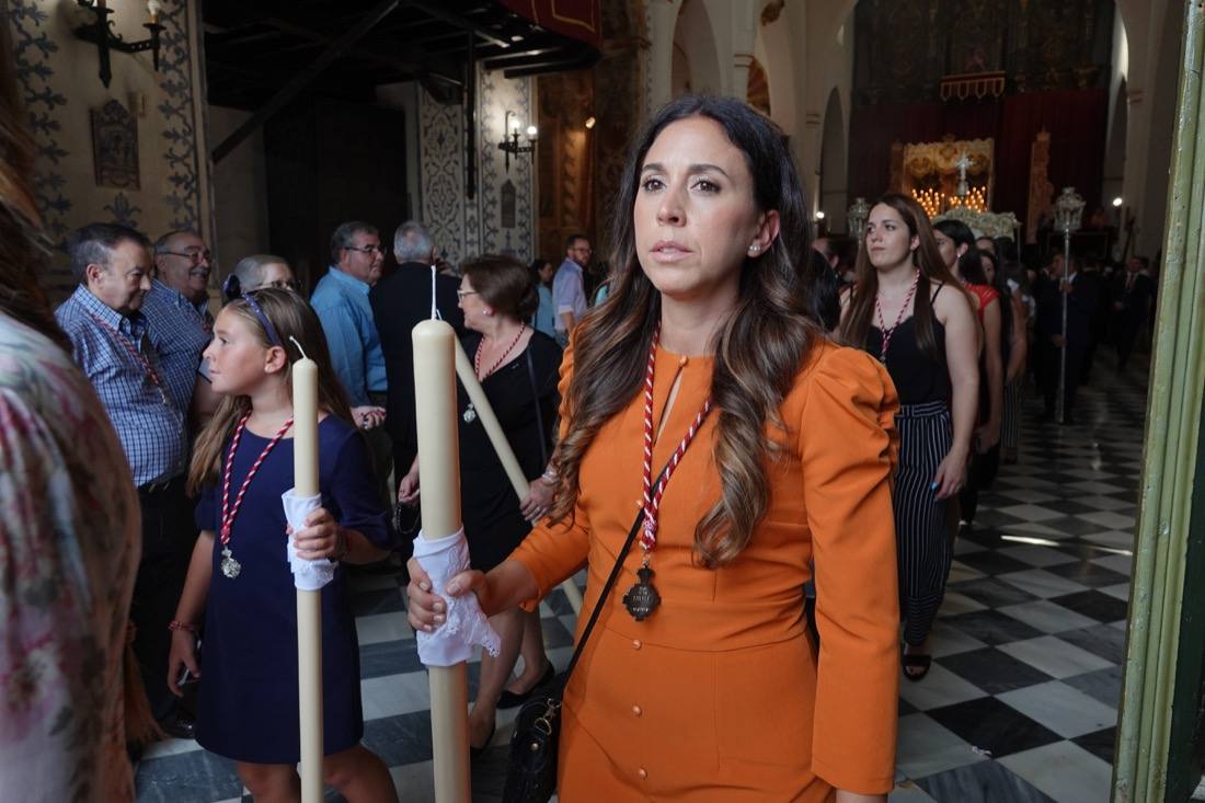 Así ha sido el recorrido de la Virgen de la Aurora por las calles de Granada