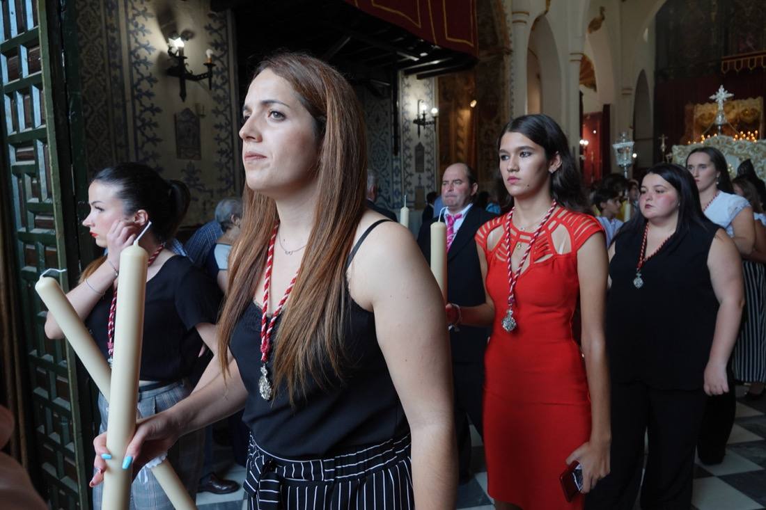 Así ha sido el recorrido de la Virgen de la Aurora por las calles de Granada
