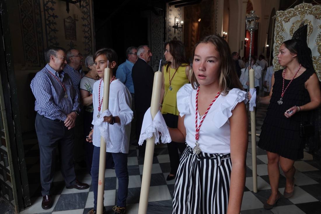 Así ha sido el recorrido de la Virgen de la Aurora por las calles de Granada