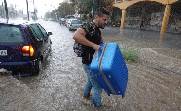 Las consecuencias de la fuerte tormenta caída sobre las calles de Granada