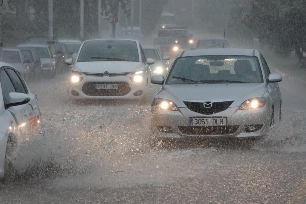 El cuerpo de Bomberos de la capital registra una enorme cantidad de llamadas en apenas unos minutos