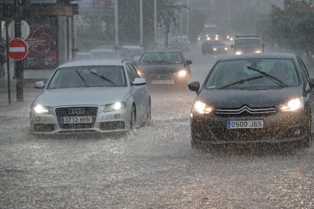 El cuerpo de Bomberos de la capital registra una enorme cantidad de llamadas en apenas unos minutos
