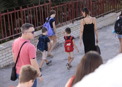 Imagen secundaria 1 - Los escolares de Motril también han regresado este martes a clase. 