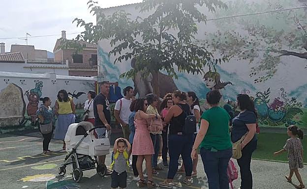 Padres del colegio San Sebastián de Padul rechazan el cierre de una línea.