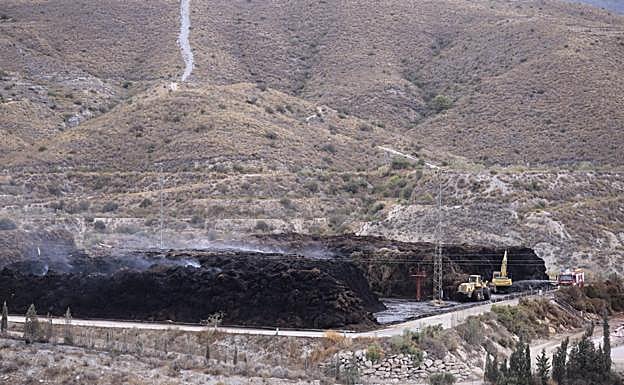 Incendio en Motril | Los bomberos ahogan el fuego de la planta de residuos vegetales de Motril con tierra