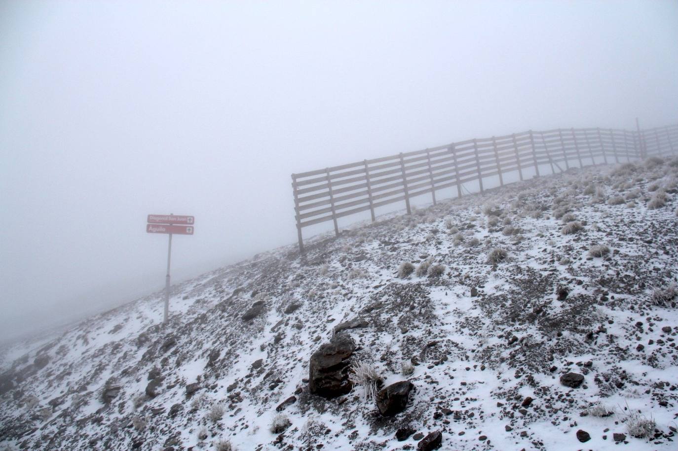 La montaña se ha cubierto de copos de nieve a partir de los 2.600 metros a la altura de la estación de Borreguiles