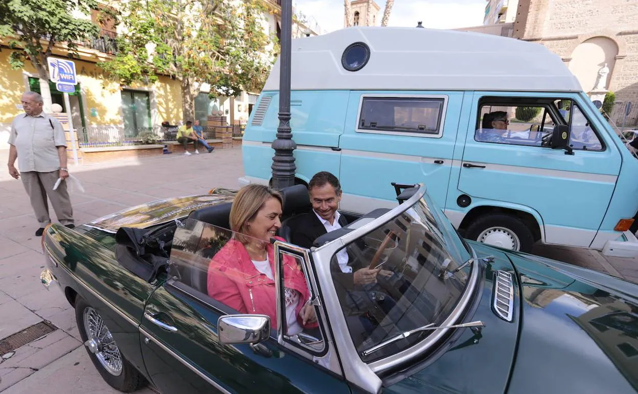 La alcaldesa y el teniente alcalde de Turismo esta mañana en uno de los vehículos