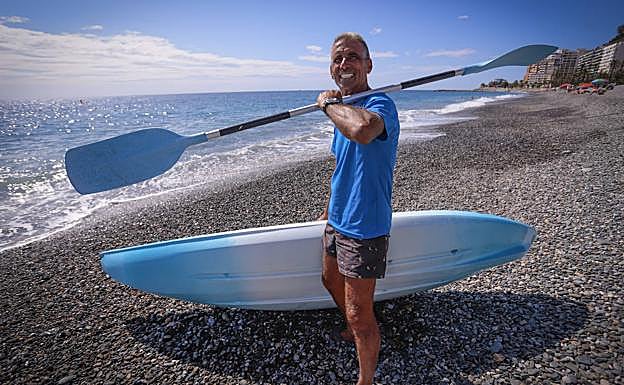 Antonio Olmos usó una canoa para llegar hasta su barco y rescatar a los bañistas