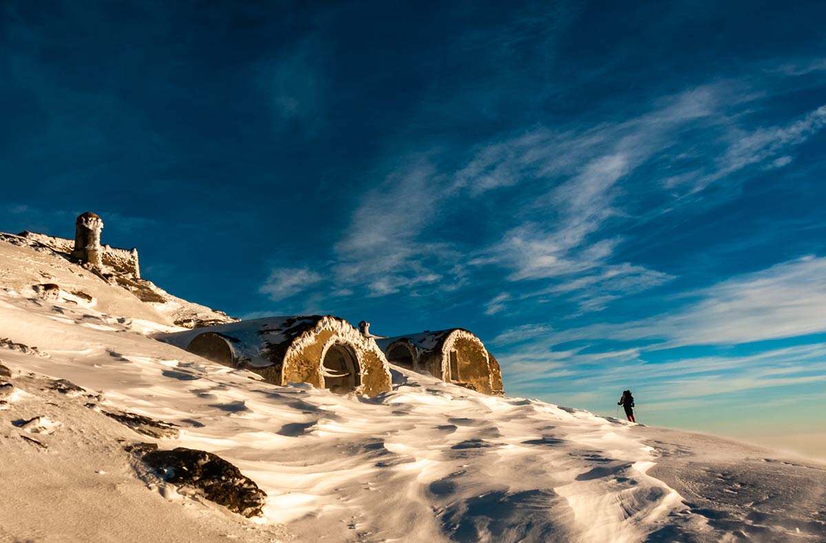 Imágenes del refugio de Elorrieta, situado en Sierra Nevada a 3.178 metros de altitud, la estructura construida en 1930 que los granadinos reivindican que sea restaurada y adaptada a un uso montañero