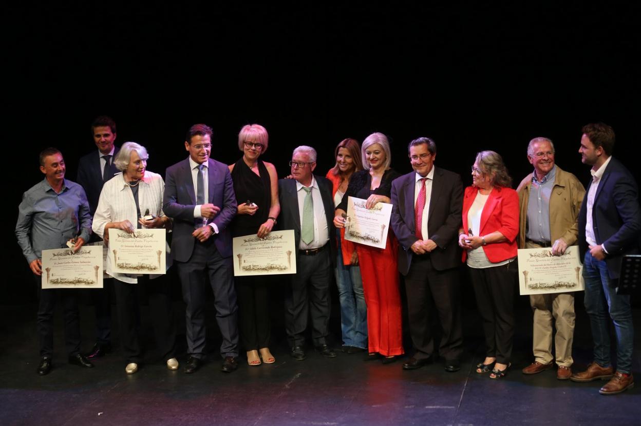 Los premiados en el Zaidín junto al pregonero y algunas de las autoridades asistentes. 