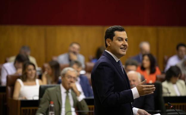 El presidente de la Junta, Juanma Moreno, durante la sesión de control.