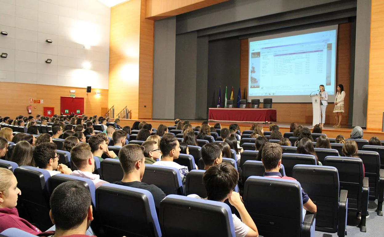 Acto de bienvenida en la Universidad de Jaén.