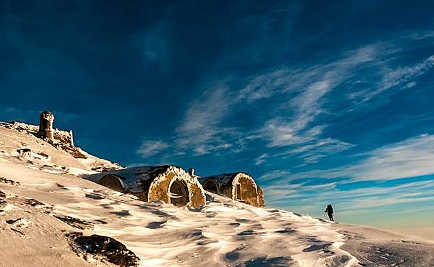 Imagen principal - Refugio Elorrieta en invierno; con un mar de nubes bajo los cerros; imagen del edificio que se quiere arreglar 
