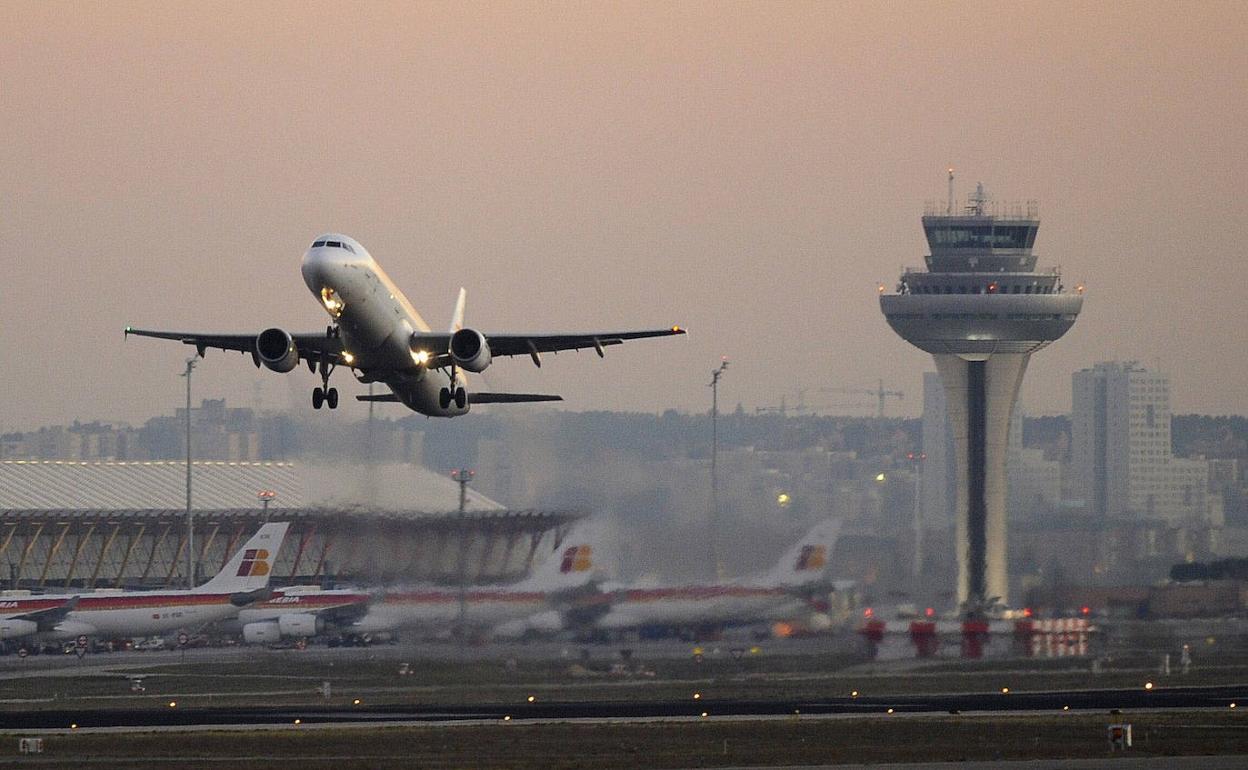 Un avión despega del aeropuerto de Madrid-Barajas. 