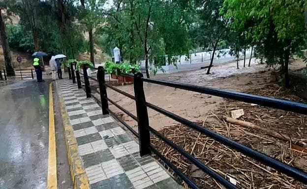 El agua del río Salado a punto de rebasar el puente de Riofrío. 