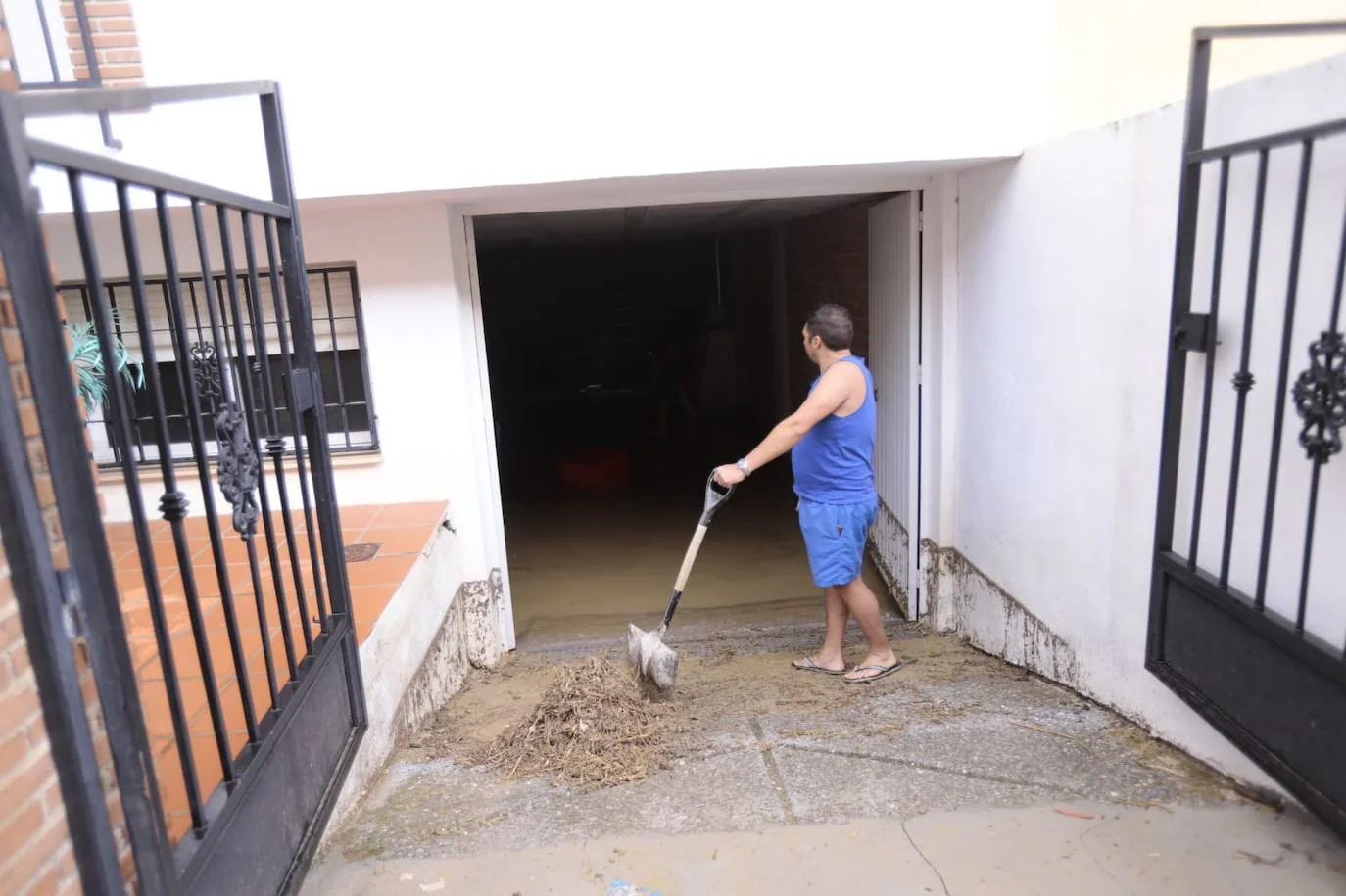 Trabajos en una vivienda para achicar agua