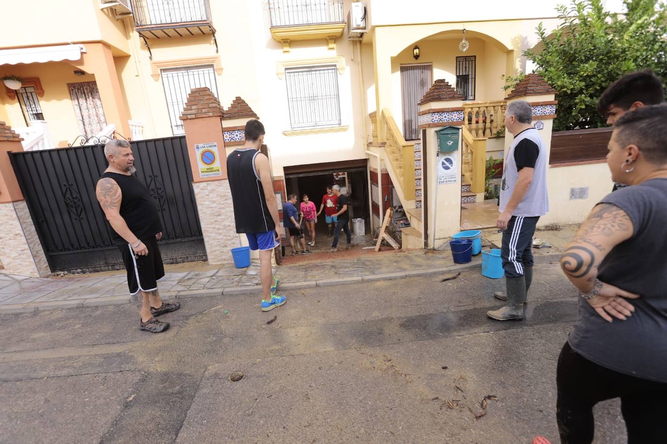 Vecinos de Las Gabias, reunidos para limpiar la suciedad de la tormenta
