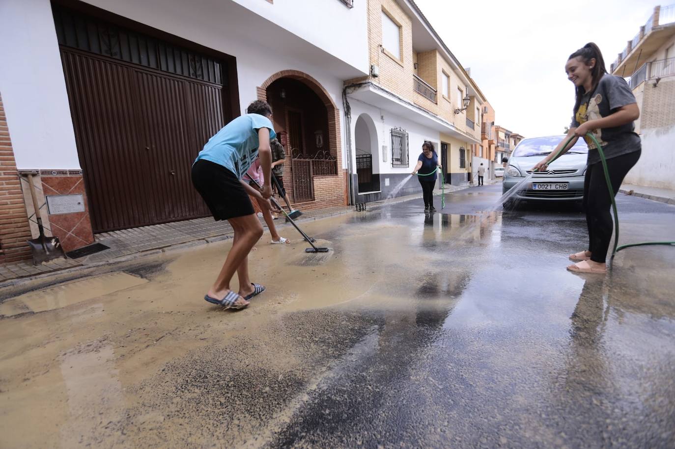 Trabajo duro de limpieza de las calles de Las Gabias