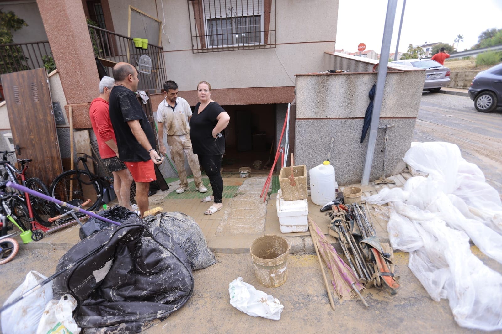 Los vecinos de Las Gabias, limpiando las consecuencias del temporal 