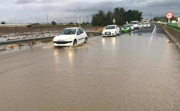 Balsas de agua en la autovía, cuando la tormenta ya había terminado. 