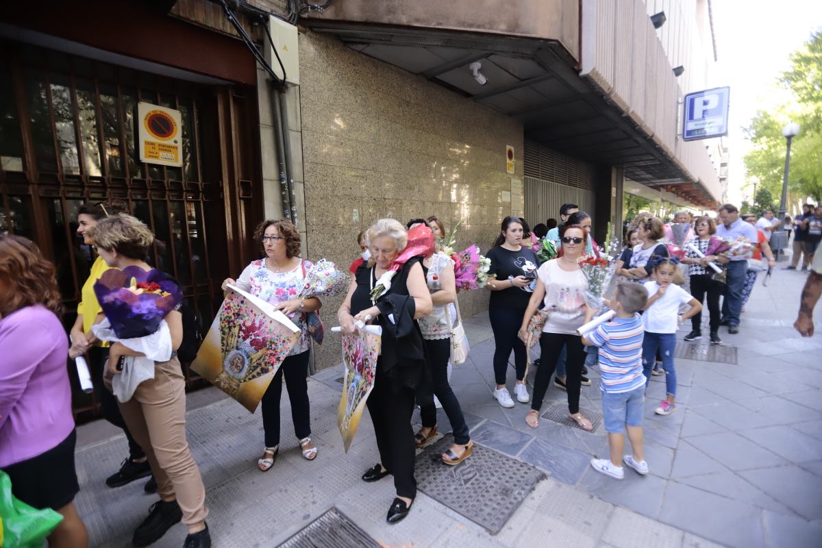 Miles de granadinos se reúnen en la Carrera para llenar de color la Basílica de las Angustias 