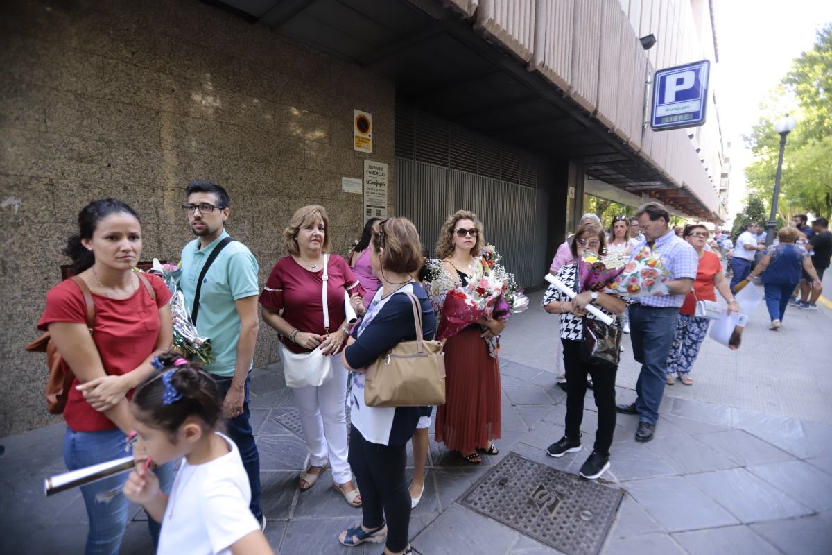 Miles de granadinos se reúnen en la Carrera para llenar de color la Basílica de las Angustias 