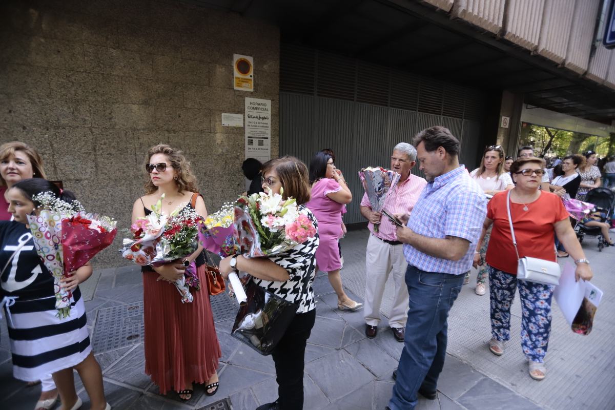 Miles de granadinos se reúnen en la Carrera para llenar de color la Basílica de las Angustias 