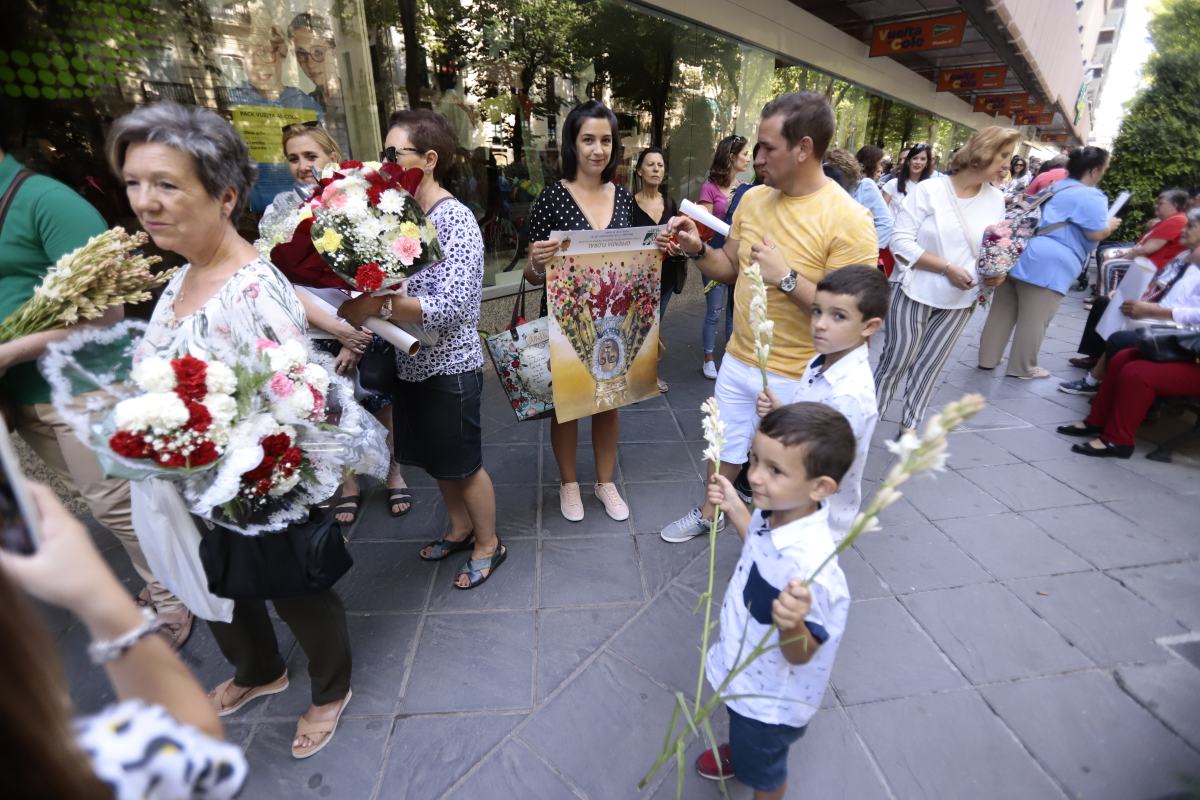 Miles de granadinos se reúnen en la Carrera para llenar de color la Basílica de las Angustias 