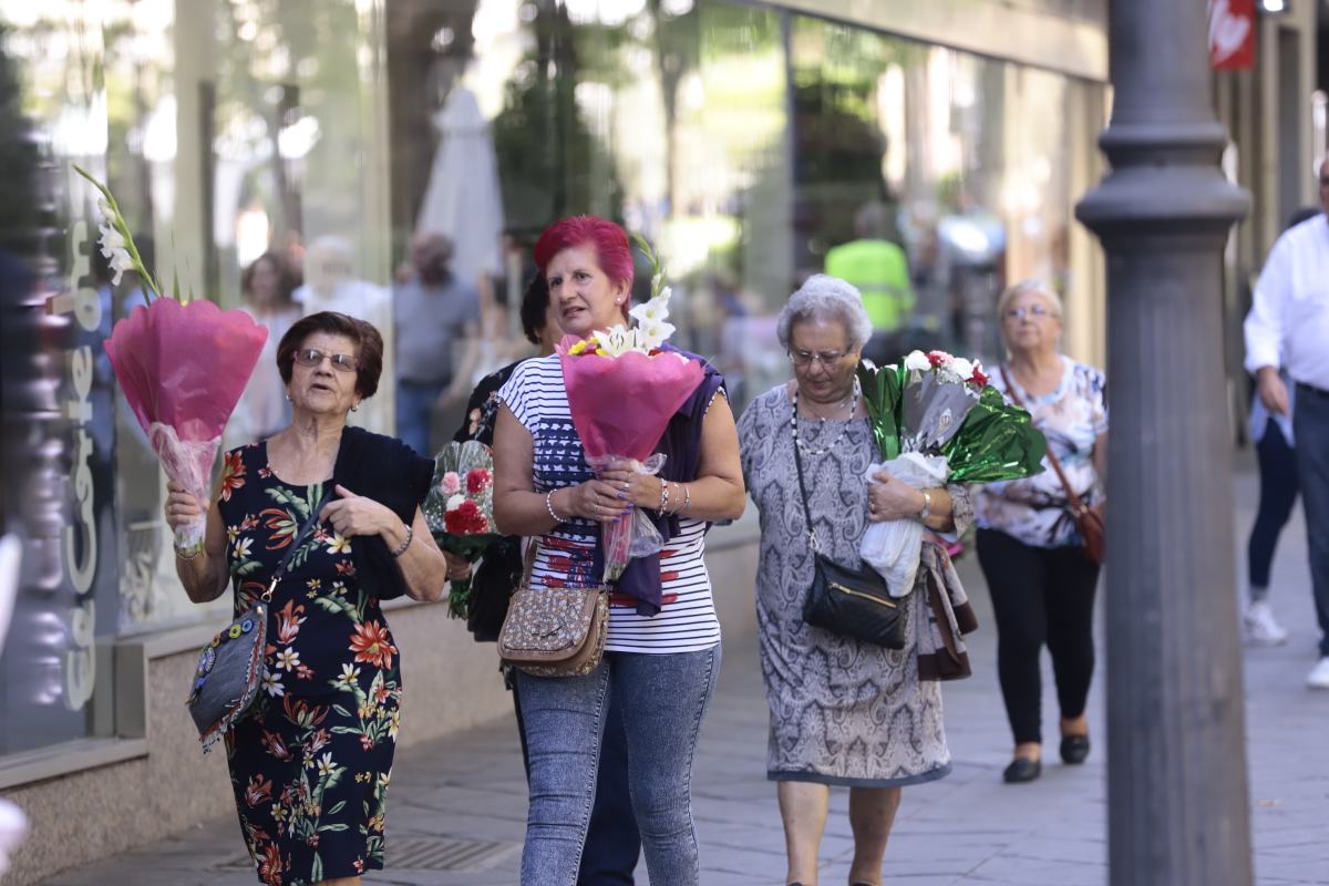 Miles de granadinos se reúnen en la Carrera para llenar de color la Basílica de las Angustias 