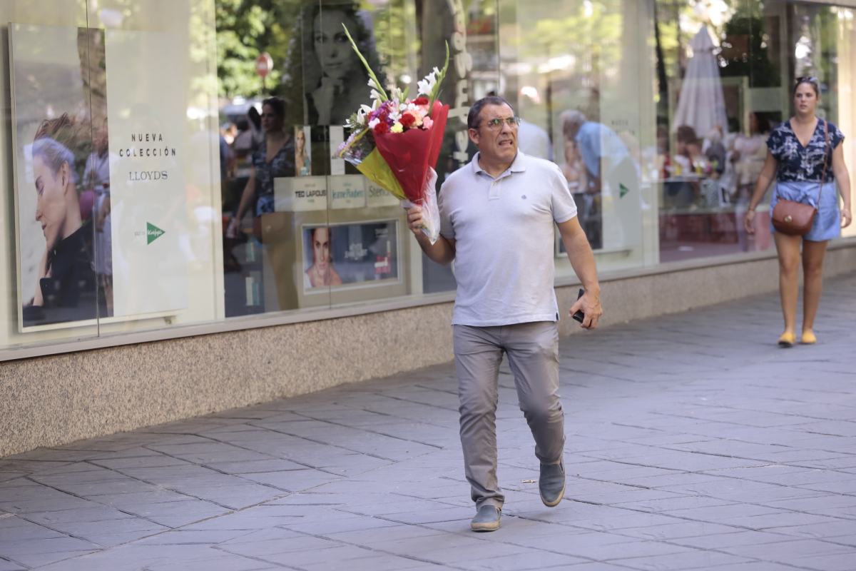 Miles de granadinos se reúnen en la Carrera para llenar de color la Basílica de las Angustias 