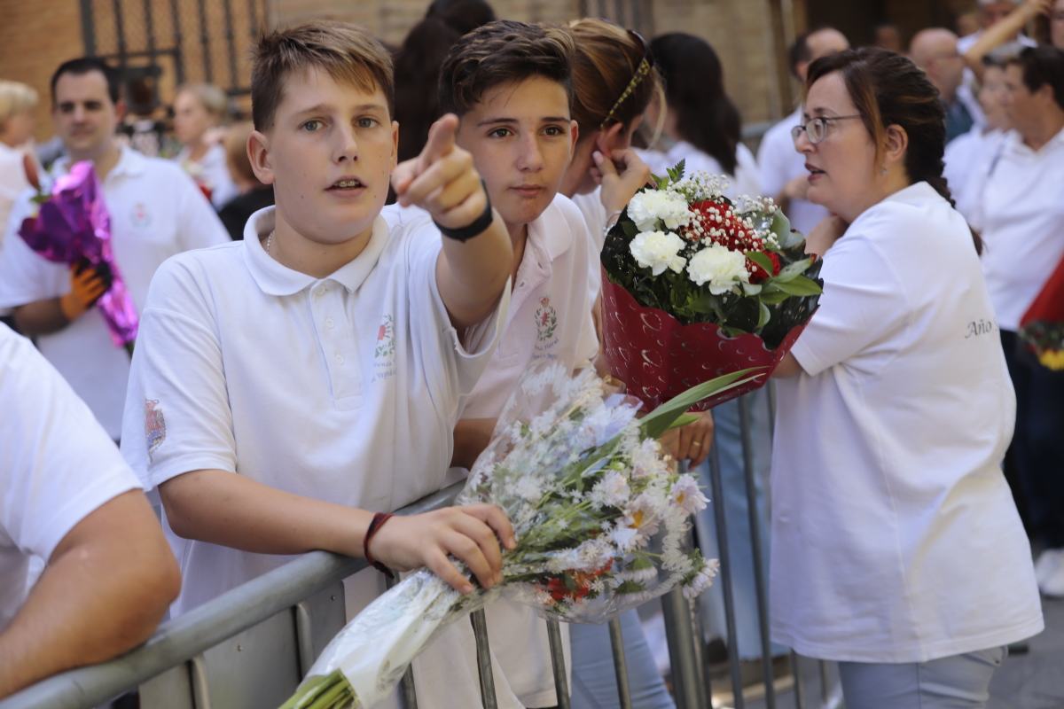 Miles de granadinos se reúnen en la Carrera para llenar de color la Basílica de las Angustias 